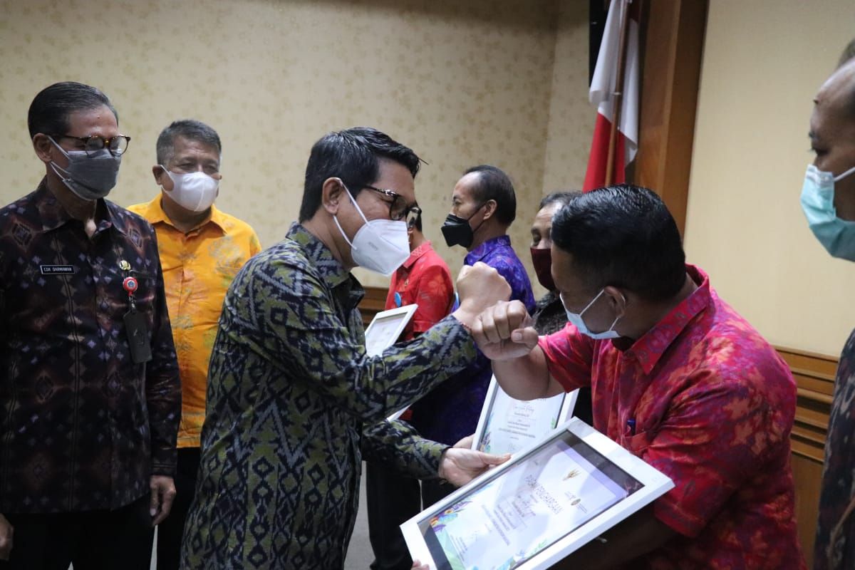 podiumnews.com-Adi Arnawa Serahkan Piagam ADWI ke 9 Desa Wisata dan 2 Daya Tarik Wisata di Badung